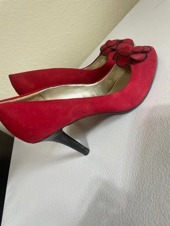 Anne Klein Red Suede
Pointed-Toe Pumps With Floral Decoration. Good Condition. - Picture 4 of 10